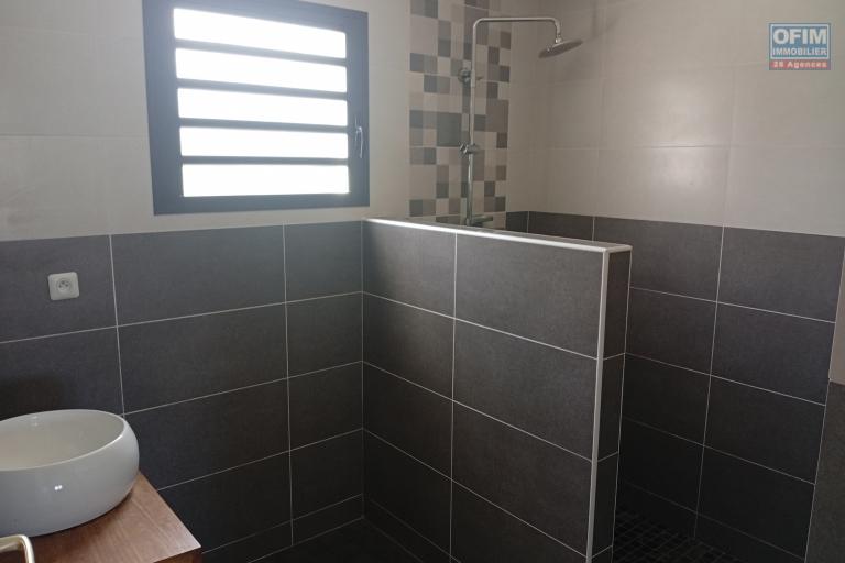 A LOUER MAISON RECENTE F4 DE 110 M2 AVEC PISCINE CHAUFFEE A TROIS BASSINS