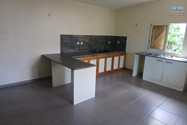 A LOUER Maison de type F2 avec petite cour sur SAINT-GILLES LES HAUTS