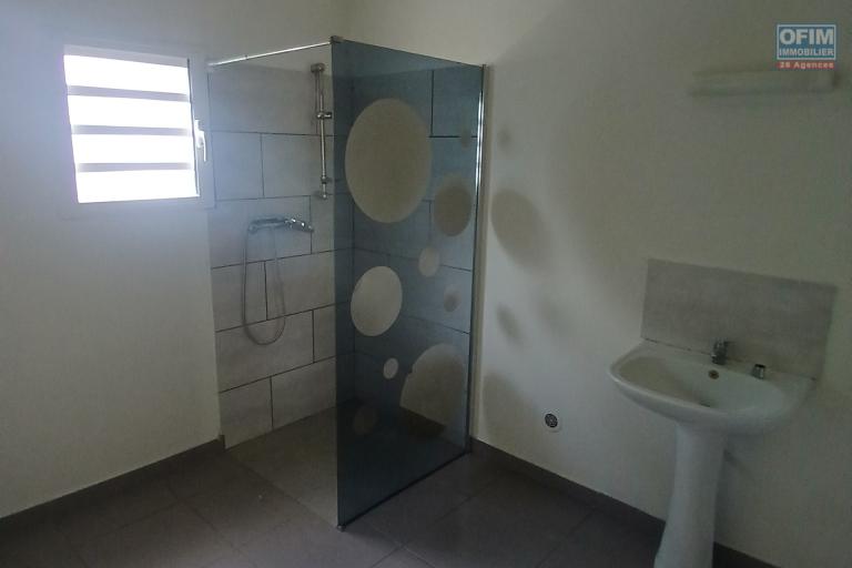 A LOUER Maison de type F2 avec petite cour sur SAINT-GILLES LES HAUTS