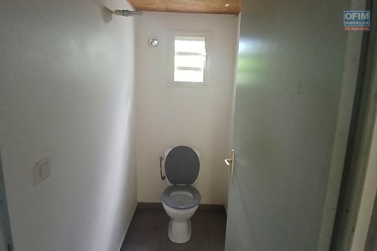 A LOUER Maison de type F2 avec petite cour sur SAINT-GILLES LES HAUTS