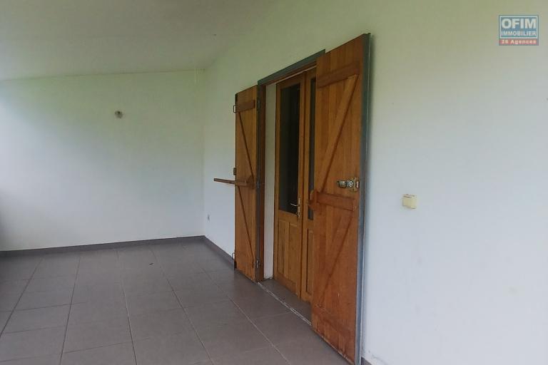 A LOUER Maison de type F2 avec petite cour sur SAINT-GILLES LES HAUTS