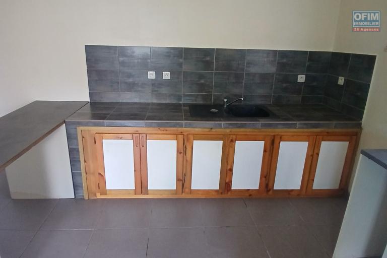 A LOUER Maison de type F2 avec petite cour sur SAINT-GILLES LES HAUTS