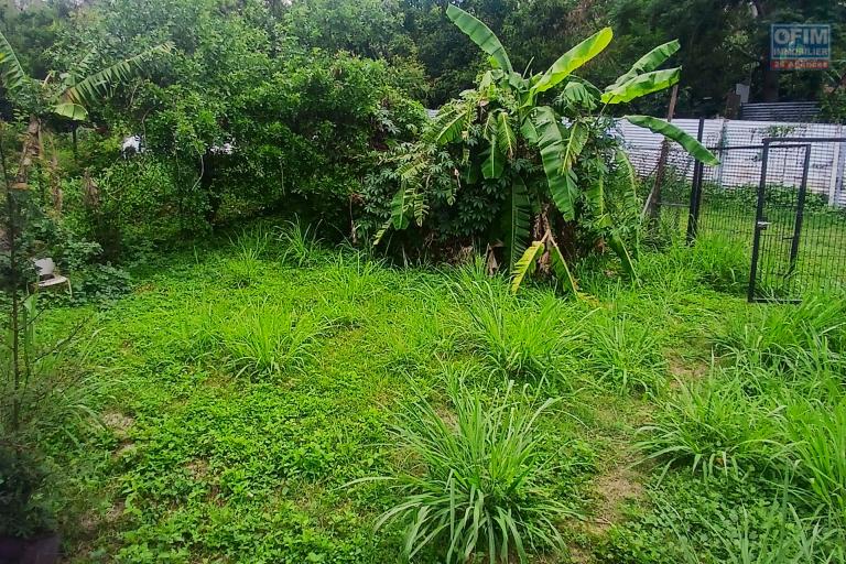 A LOUER Maison de type F2 avec petite cour sur SAINT-GILLES LES HAUTS