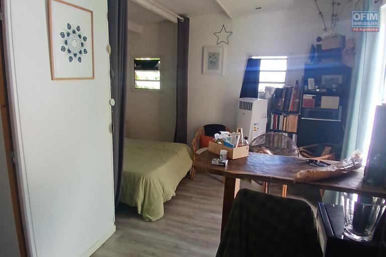 A LOUER Bungalow MEUBLE de type studio/F1 avec cour sur Saint-Gilles Les Hauts