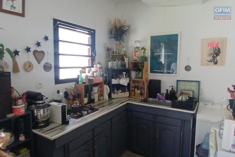 A LOUER Bungalow MEUBLE de type studio/F1 avec cour sur Saint-Gilles Les Hauts