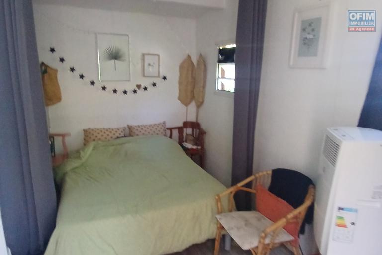 A LOUER Bungalow MEUBLE de type studio/F1 avec cour sur Saint-Gilles Les Hauts