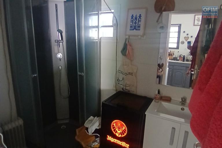 A LOUER Bungalow MEUBLE de type studio/F1 avec cour sur Saint-Gilles Les Hauts