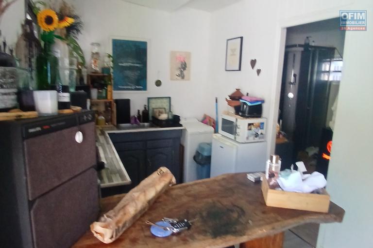 A LOUER Bungalow MEUBLE de type studio/F1 avec cour sur Saint-Gilles Les Hauts