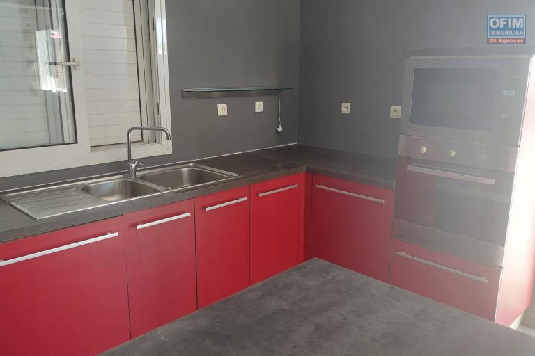 A louer appartement avec trois chambres &agrave; St Louis Roches Maigres - Une cuisine &eacute;quip&eacute;e