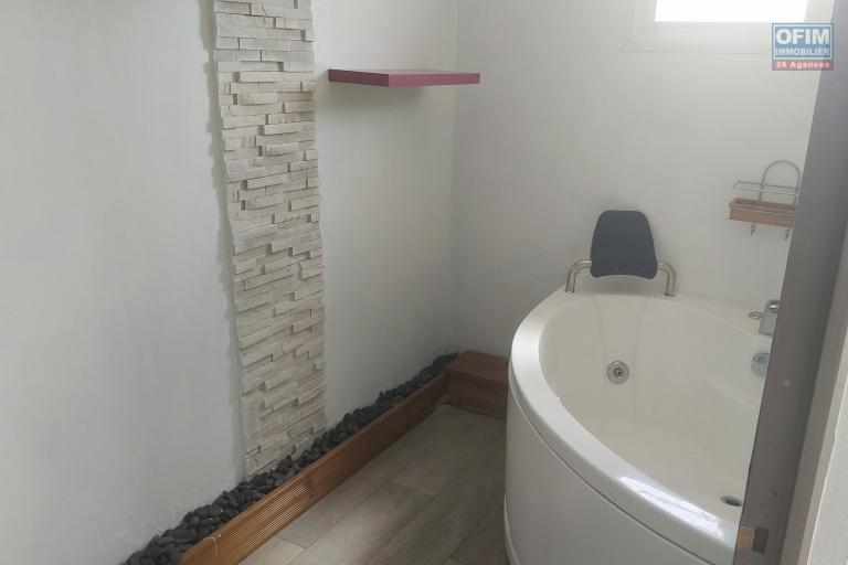 A louer appartement avec trois chambres &agrave; St Louis Roches Maigres