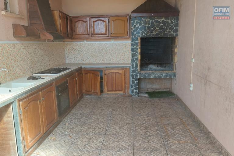 A louer appartement avec trois chambres &agrave; St Louis Roches Maigres