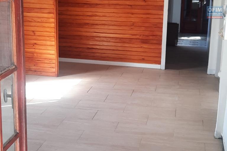 petite maison F3 avec jardin &agrave; Bagatelle