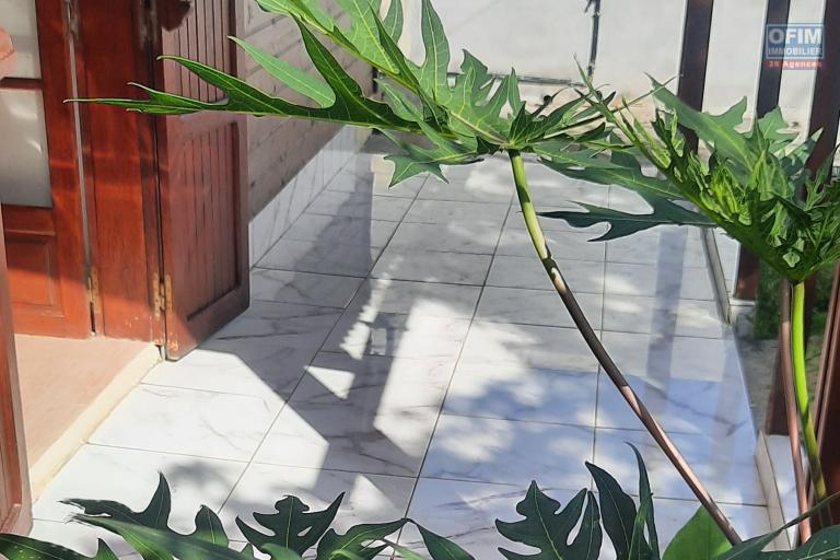 petite maison F3 avec jardin &agrave; Bagatelle