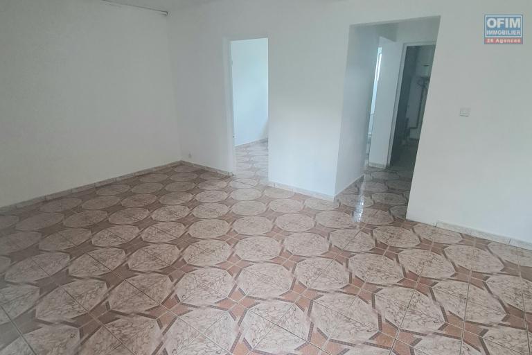 &agrave; lou&eacute; maison jumel&eacute;e avec 3 chambres, r&eacute;nov&eacute;e, grand jardin situ&eacute; &Agrave; BRAS CANOT/ ST BENOIT