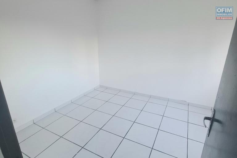 &agrave; lou&eacute; maison jumel&eacute;e avec 3 chambres, r&eacute;nov&eacute;e, grand jardin situ&eacute; &Agrave; BRAS CANOT/ ST BENOIT