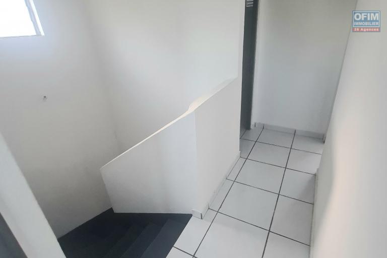 &agrave; lou&eacute; maison jumel&eacute;e avec 3 chambres, r&eacute;nov&eacute;e, grand jardin situ&eacute; &Agrave; BRAS CANOT/ ST BENOIT