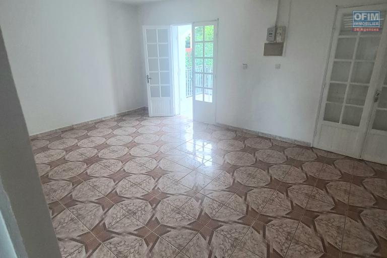 &agrave; lou&eacute; maison jumel&eacute;e avec 3 chambres, r&eacute;nov&eacute;e, grand jardin situ&eacute; &Agrave; BRAS CANOT/ ST BENOIT