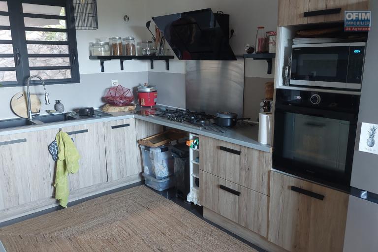 A louer  &agrave; Saint Leu villa F4  meubl&eacute;e  ,  moderne et spacieuse avec vue mer