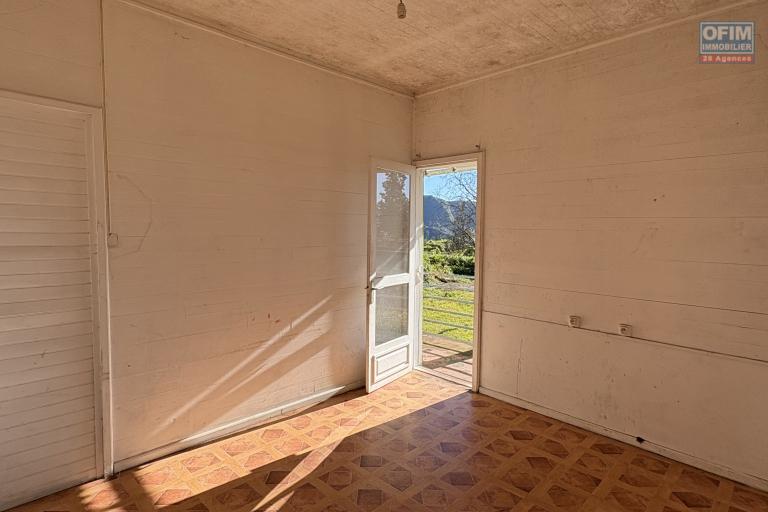 A vendre villa F5 avec garage sur un grand terrain de 2 000 m2 &agrave; la Plaine des Palmistes