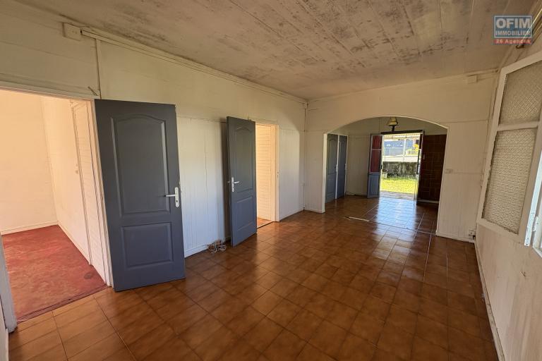 A vendre villa F5 avec garage sur un grand terrain de 2 000 m2 &agrave; la Plaine des Palmistes