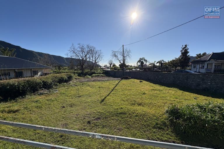 A vendre villa F5 avec garage sur un grand terrain de 2 000 m2 &agrave; la Plaine des Palmistes