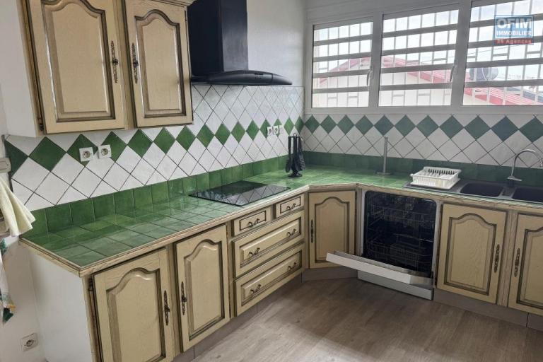A louer superbe appartement F4 de 88 m² NON MEUBLE proche du centre ville au Tampon