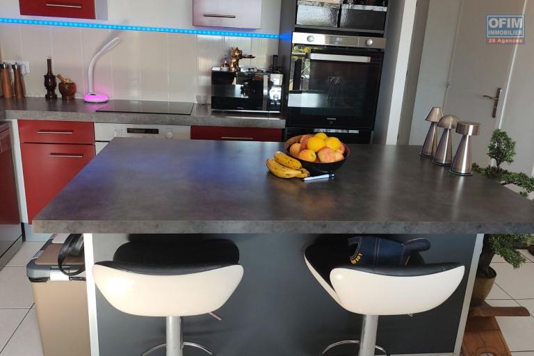 À VENDRE – Duplex T4 d’exception de 114 m2 à Bois d'Olive Saint-Pierre à 358 000€