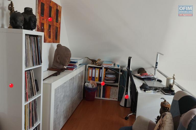 À VENDRE – Duplex T4 d’exception de 114 m2 à Bois d'Olive Saint-Pierre à 358 000€