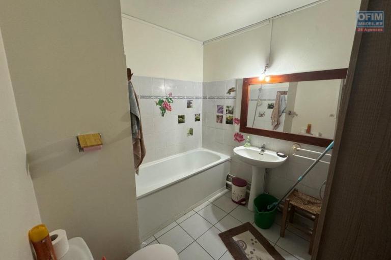 A vendre joli appartement F2 avec v&eacute;randa face au parc de la Trinit&eacute; - St Denis