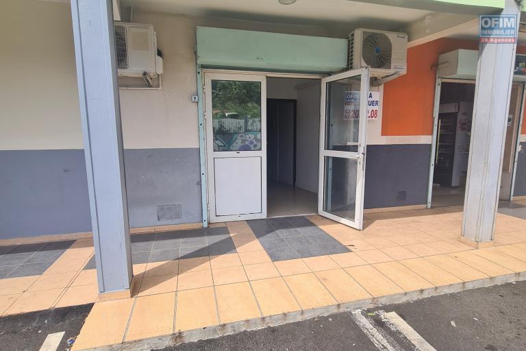 A LOUER Local Professionnel/ Commercial sur Sainte Marie/ Grande mont&eacute;e