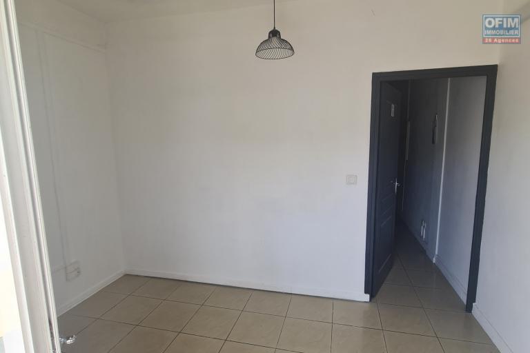 A LOUER Local Professionnel/ Commercial sur Sainte Marie/ Grande mont&eacute;e