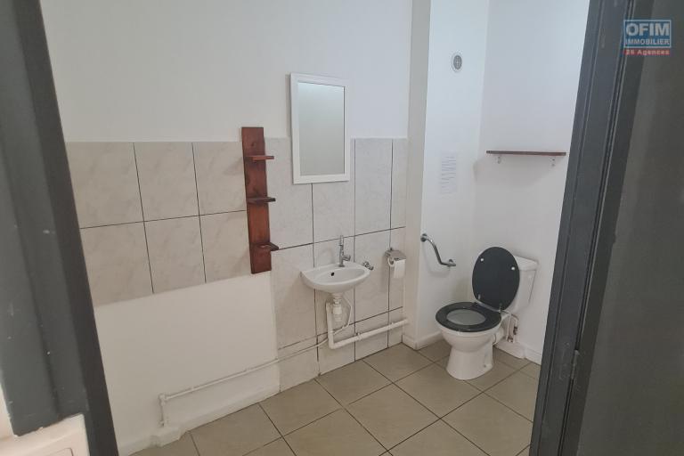 A LOUER Local Professionnel/ Commercial sur Sainte Marie/ Grande mont&eacute;e