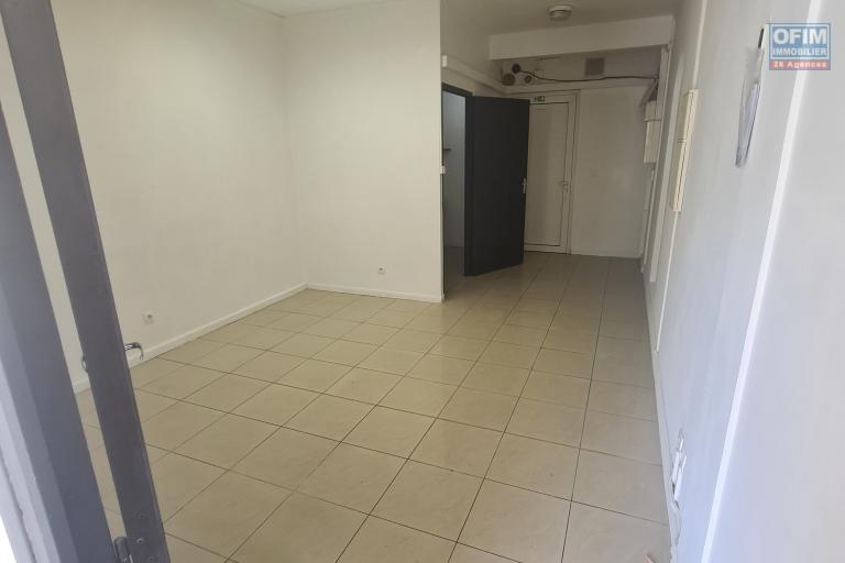 A LOUER Local Professionnel/ Commercial sur Sainte Marie/ Grande mont&eacute;e