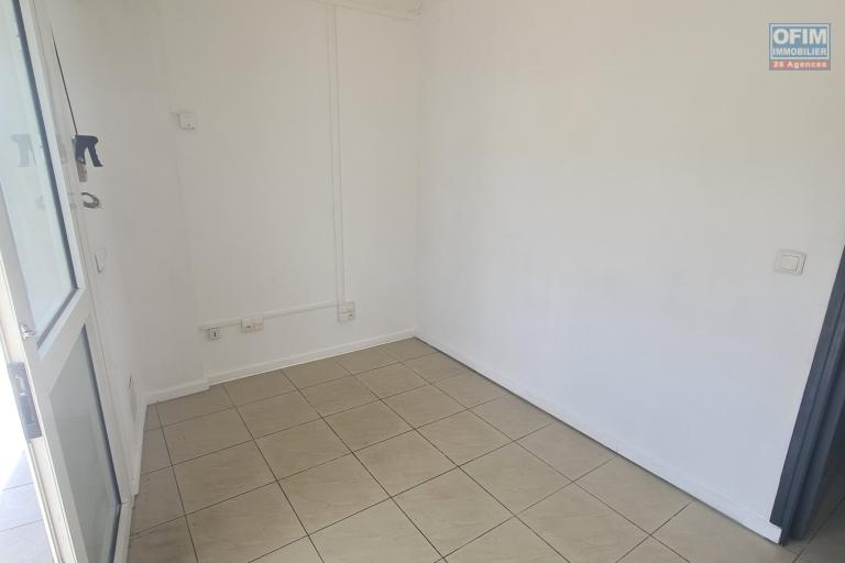 A LOUER Local Professionnel/ Commercial sur Sainte Marie/ Grande mont&eacute;e