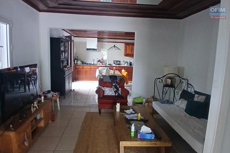 A LOUER Maison &agrave; &eacute;tage de type F4 de 90 m2 avec cour &agrave; la Saline Les Hauts