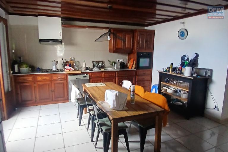 A LOUER Maison à étage de type F5 de 90 m2 avec cour à la Saline Les Hauts