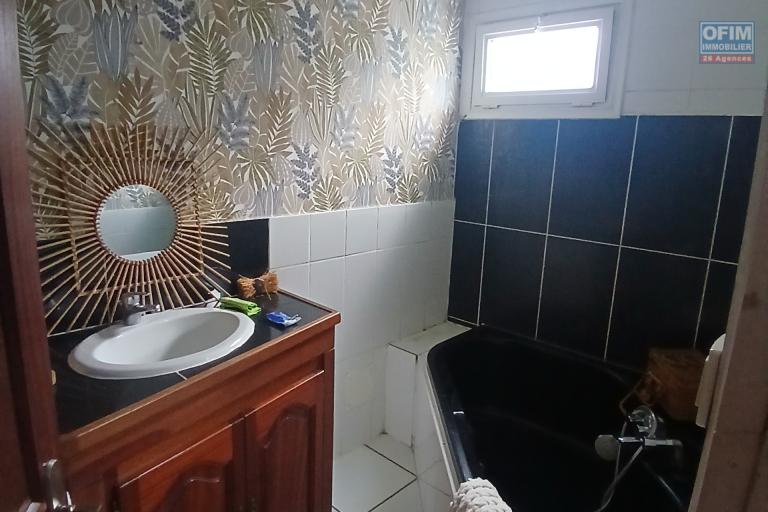 A LOUER Maison à étage de type F5 de 90 m2 avec cour à la Saline Les Hauts