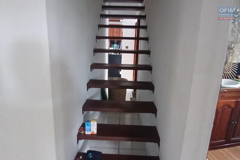 A LOUER Maison &agrave; &eacute;tage de type F4 de 90 m2 avec cour &agrave; la Saline Les Hauts