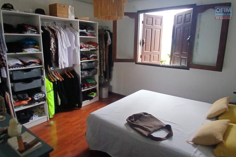 A LOUER Maison à étage de type F5 de 90 m2 avec cour à la Saline Les Hauts