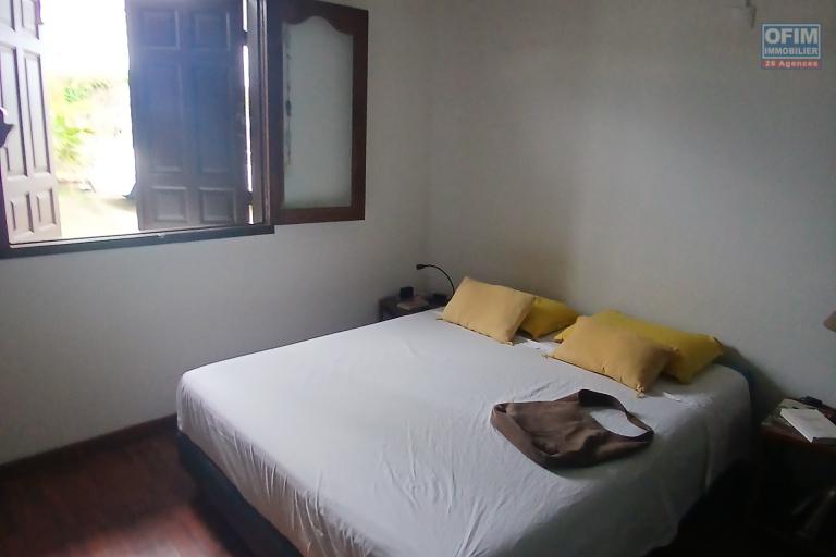 A LOUER Maison à étage de type F5 de 90 m2 avec cour à la Saline Les Hauts