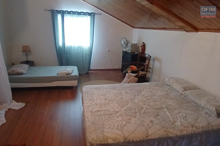 A LOUER Maison &agrave; &eacute;tage de type F4 de 90 m2 avec cour &agrave; la Saline Les Hauts