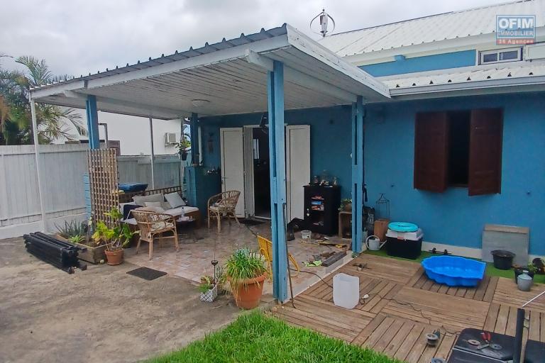 A LOUER Maison à étage de type F5 de 90 m2 avec cour à la Saline Les Hauts