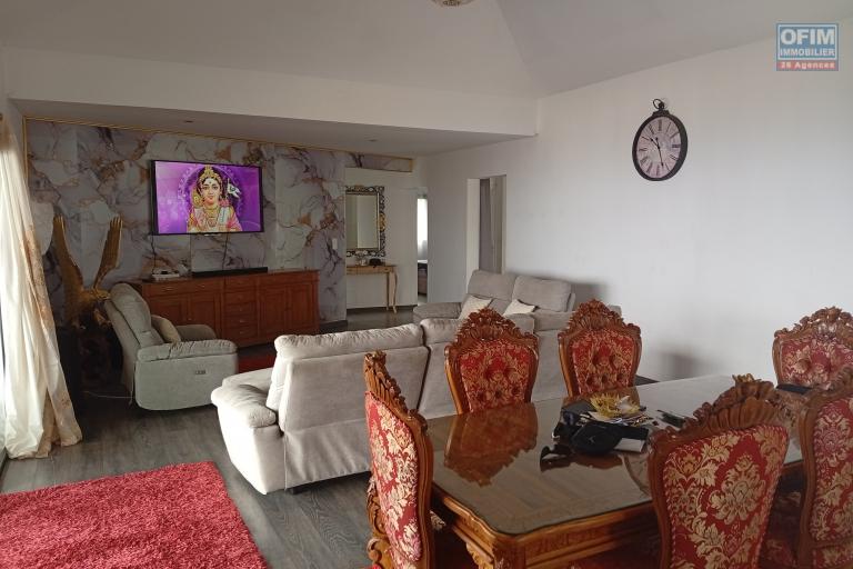 A LOUER MAISON MEUBLEE F5 DE 200 M2 AVEC PISCINE ET JACUZZI A PITON ST LEU