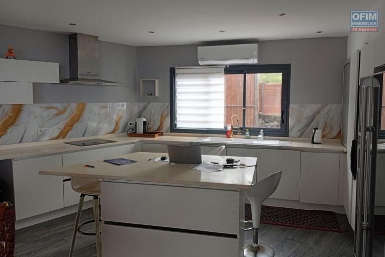 A LOUER MAISON MEUBLEE F5 DE 200 M2 AVEC PISCINE ET JACUZZI A PITON ST LEU