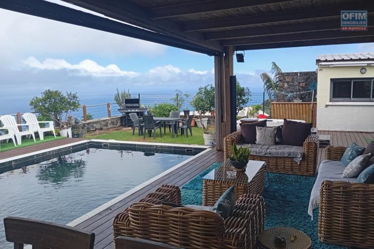 A LOUER MAISON MEUBLEE F5 DE 200 M2 AVEC PISCINE ET JACUZZI A PITON ST LEU