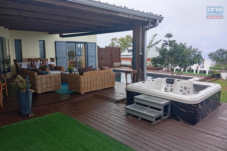 A LOUER MAISON MEUBLEE F5 DE 200 M2 AVEC PISCINE ET JACUZZI A PITON ST LEU