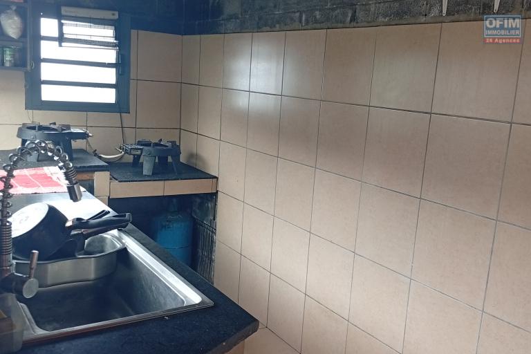 A LOUER MAISON MEUBLEE F5 DE 200 M2 AVEC PISCINE ET JACUZZI A PITON ST LEU