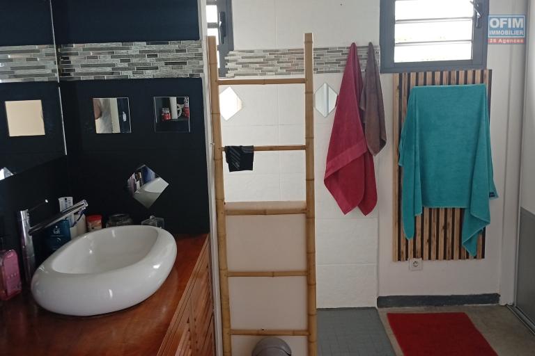 A LOUER MAISON MEUBLEE F5 DE 200 M2 AVEC PISCINE ET JACUZZI A PITON ST LEU