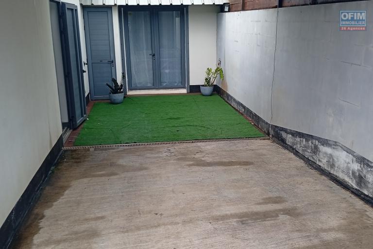 A LOUER MAISON MEUBLEE F5 DE 200 M2 AVEC PISCINE ET JACUZZI A PITON ST LEU