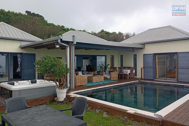 A LOUER MAISON MEUBLEE F5 DE 200 M2 AVEC PISCINE ET JACUZZI A PITON ST LEU